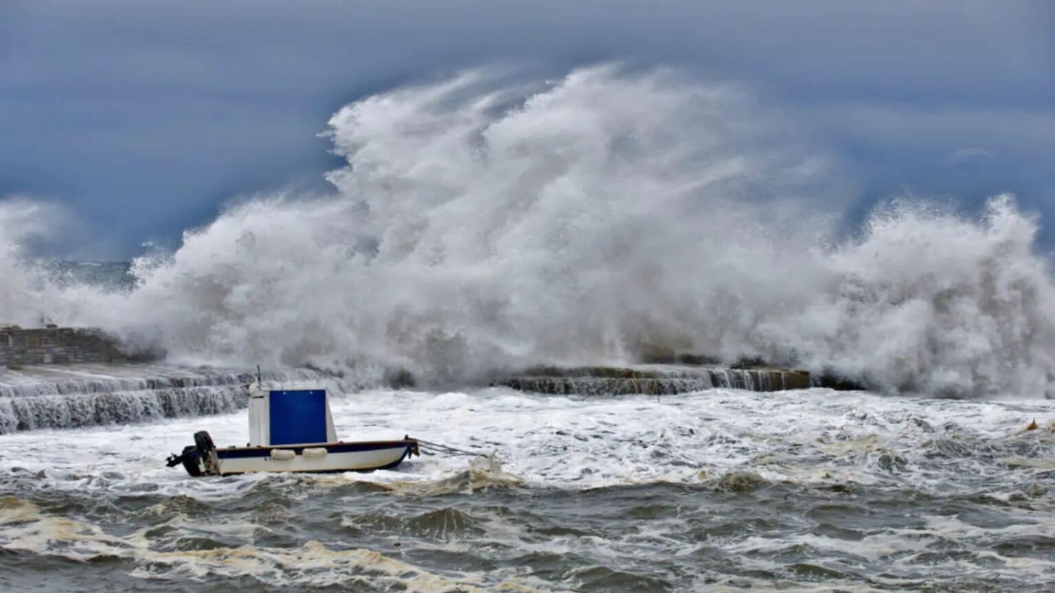 Alertes vagues submersion et crues 9 départements placés en