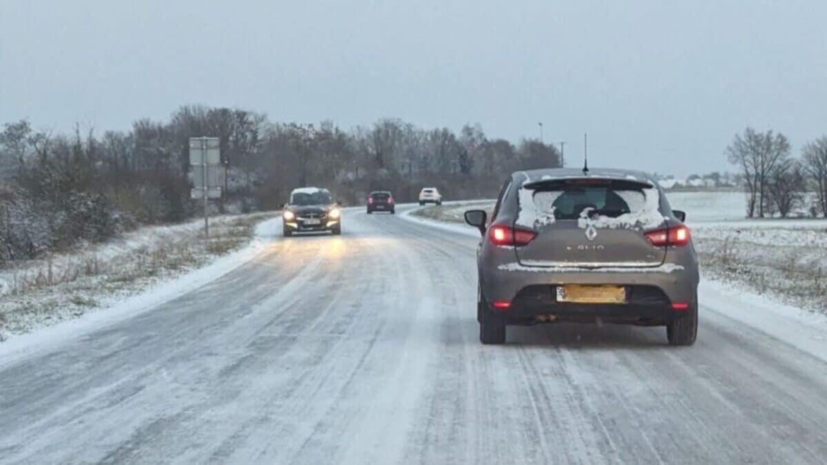 Une route enneigée pour illustrer une météo hivernale