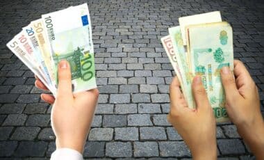 Des billets en euro et en dinar pour évoquer le taux de change