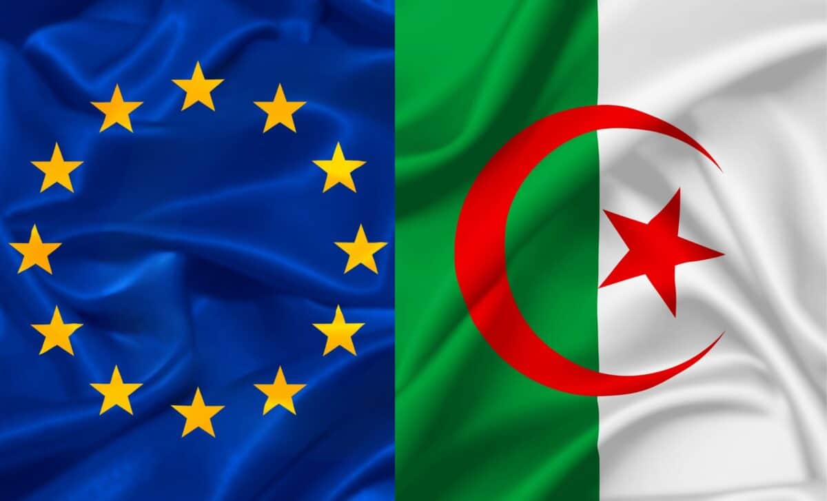 Drapeaux de l'Algérie et de l'UE