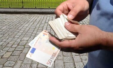 Taux de change : l'euro recule sur le marché noir des devises en Algérie