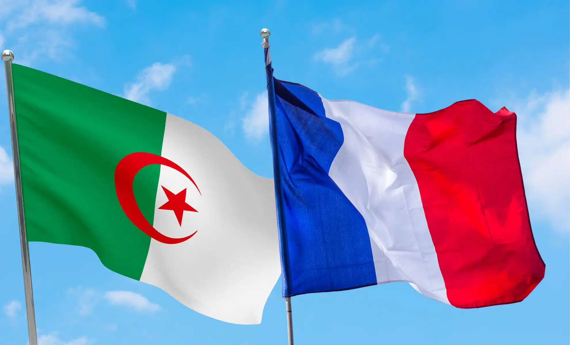 Les drapeaux de l'Algérie et de la France pour évoquer les échanges entre les deux pays