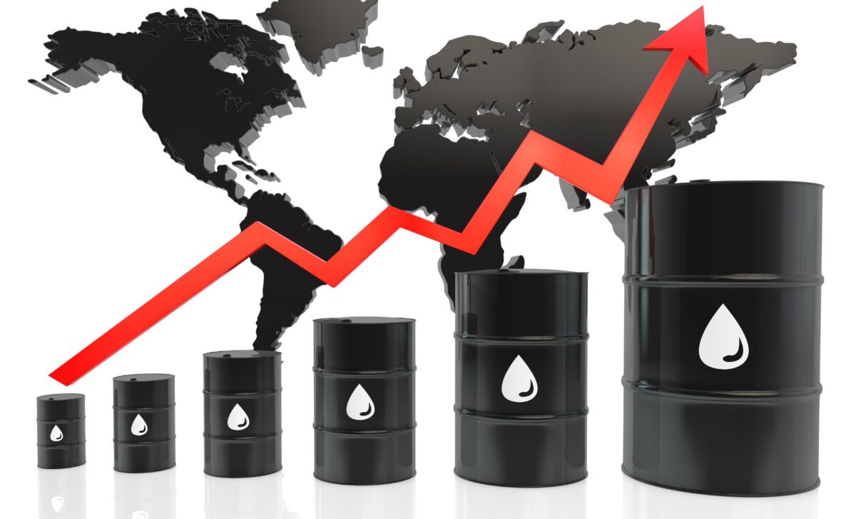 Une photo de barils de pétrole avec une courbe ascendante