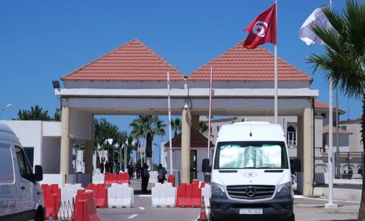 Frontiere entre la Tunisie et l'Algérie pour illustrer la taxe carburant dans le PLF 2025