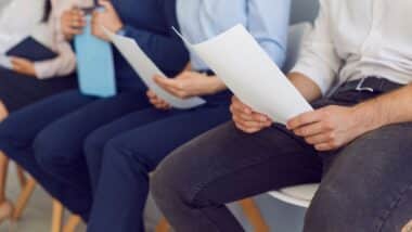 Photo de jeunes avec des CV à la recherche d'emploi