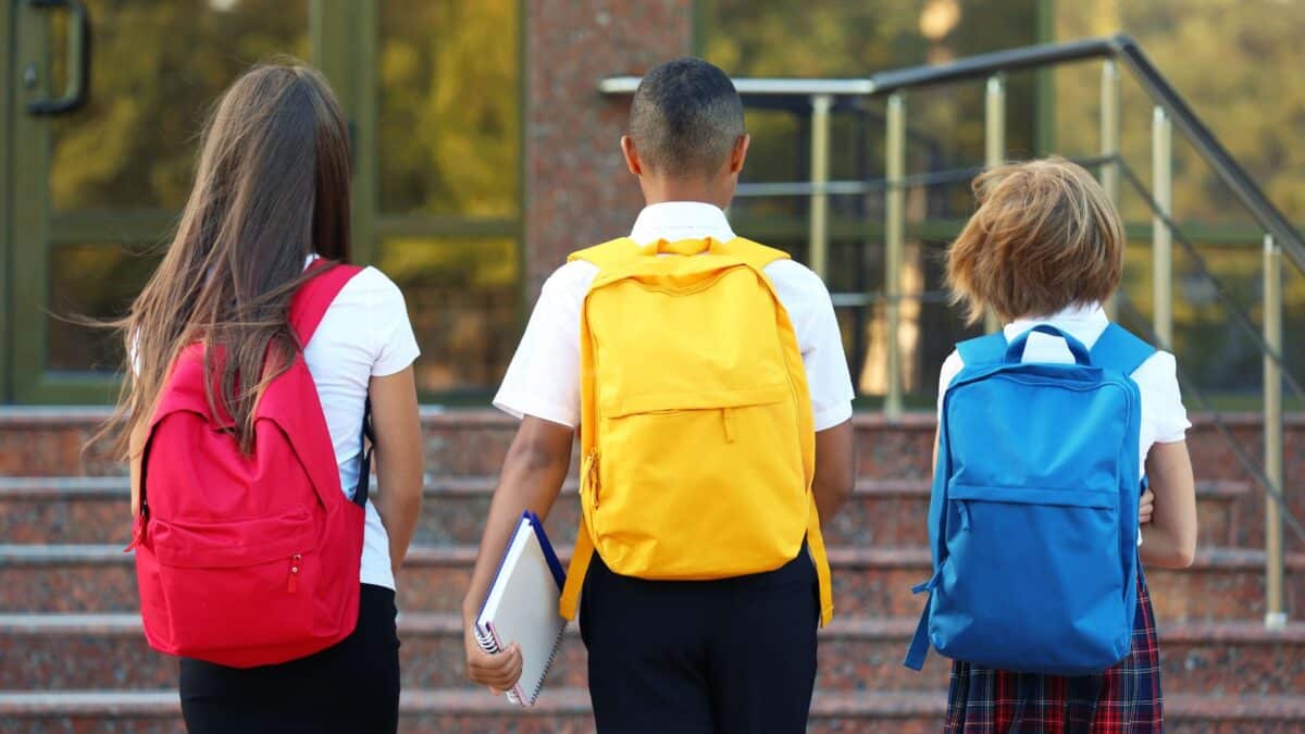 Rentrées Scolaire Et Universitaire illustré par des enfants portants des cartables