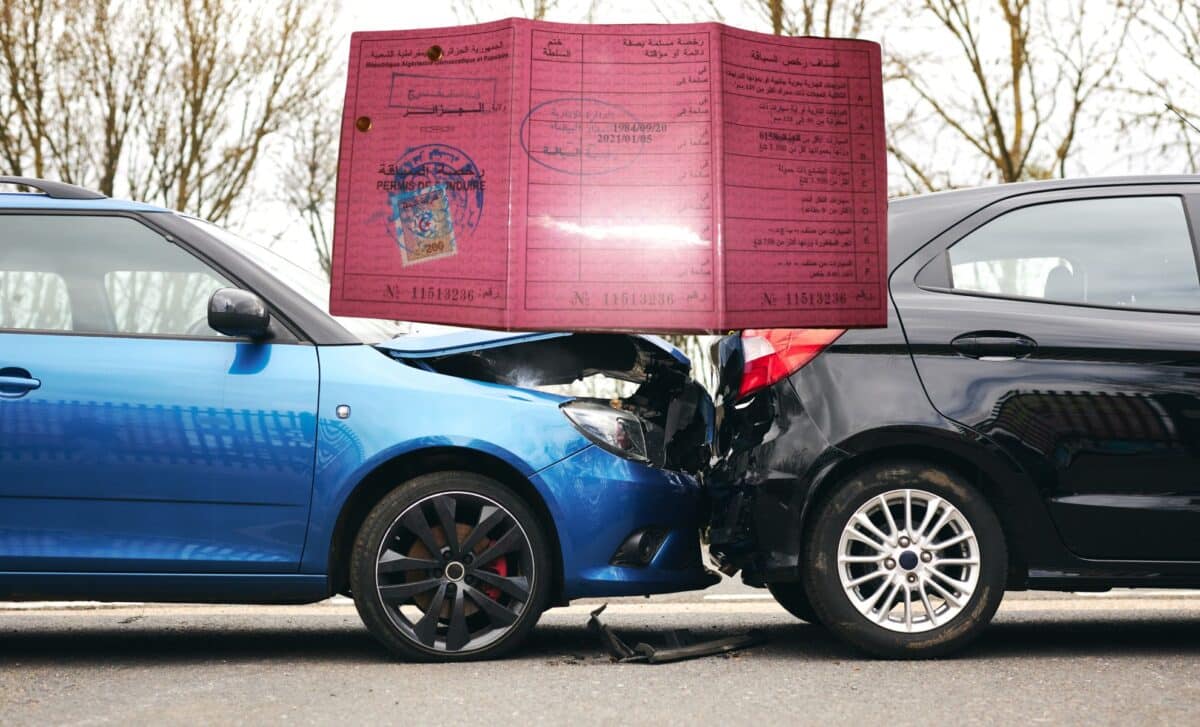 Montage Permis De Conduire avec collision entre deux voitures en arrière-plan