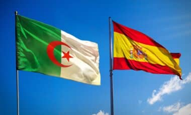 Le drapeau de l'Algérie et celui de l'Espagne