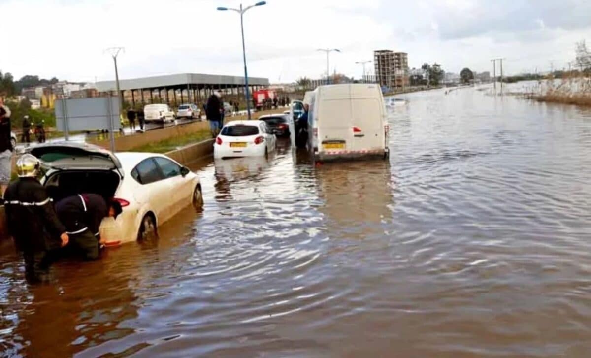 Une photo d'une place inondée pour illustrer la météo du jour