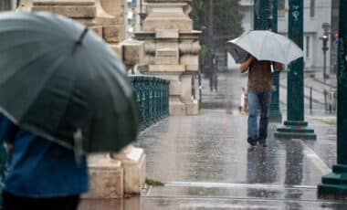 Météo pluvieuse illustrée par dexu personnes qui marchent avec des parapluies