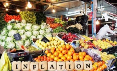 Inflation illustrée par un marché de fruits et légumes