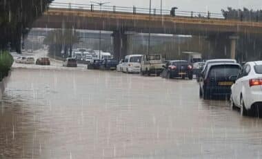 Photo d'une route sous la pluie pour illustrer une météo agitée