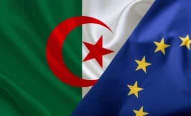 Drapeaux de l'UE et de l'Algérie pour illustrer l'accord d'association