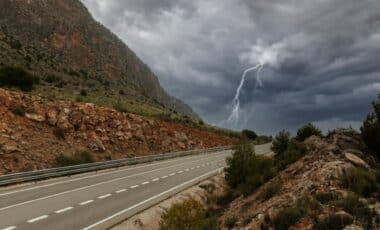 Météo pluvieuse et orageuse, illustré par un paysage avec un ciel nuageux