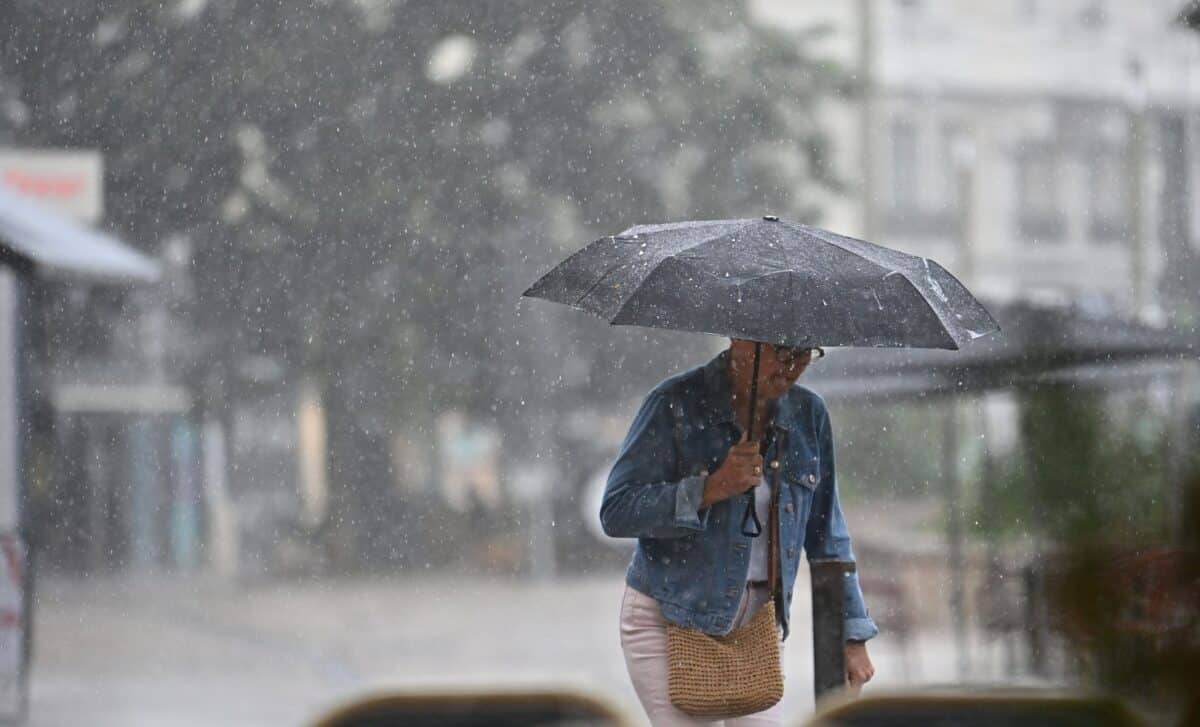 Météo pluvieuses illustrée par une personne avec un parapluie