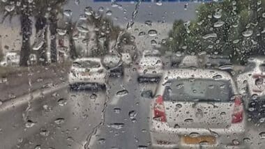 Météo pluvieuses illustrée par une photo de voiture sur une route avec de la pluie