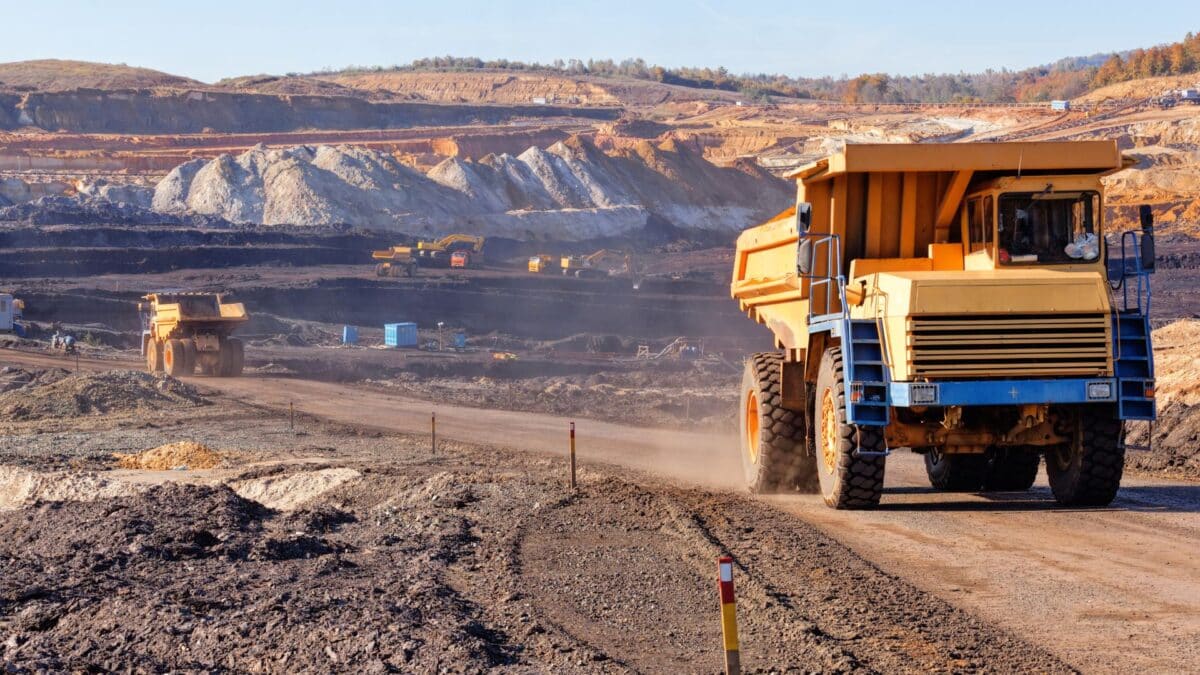 Un grand camion dans une mine de Phosphate