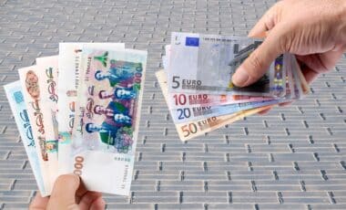 Pjto de billets en euro et en dinar pour illustrer le taux de change