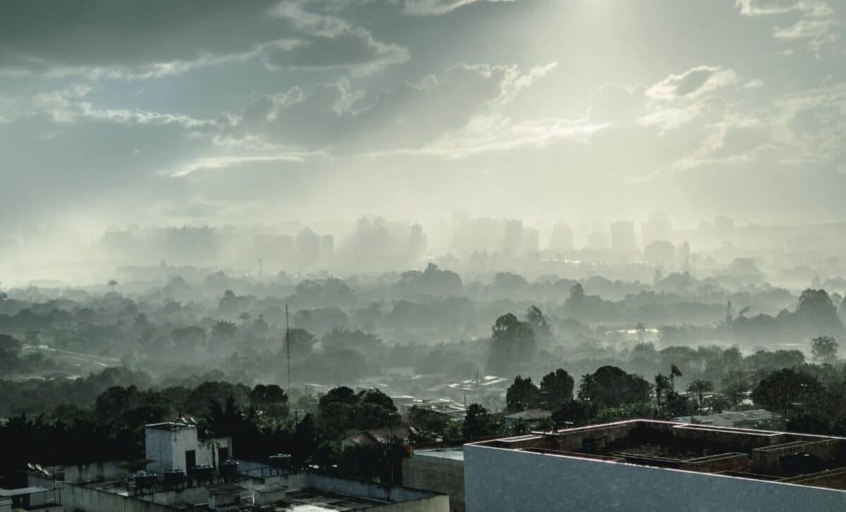 Une photo d'une ville sous le brouillard pour illustrer la météo du jour