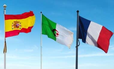 Drapeaux algérien, espagnol et français, pour illustrer le commerce entre ces pays