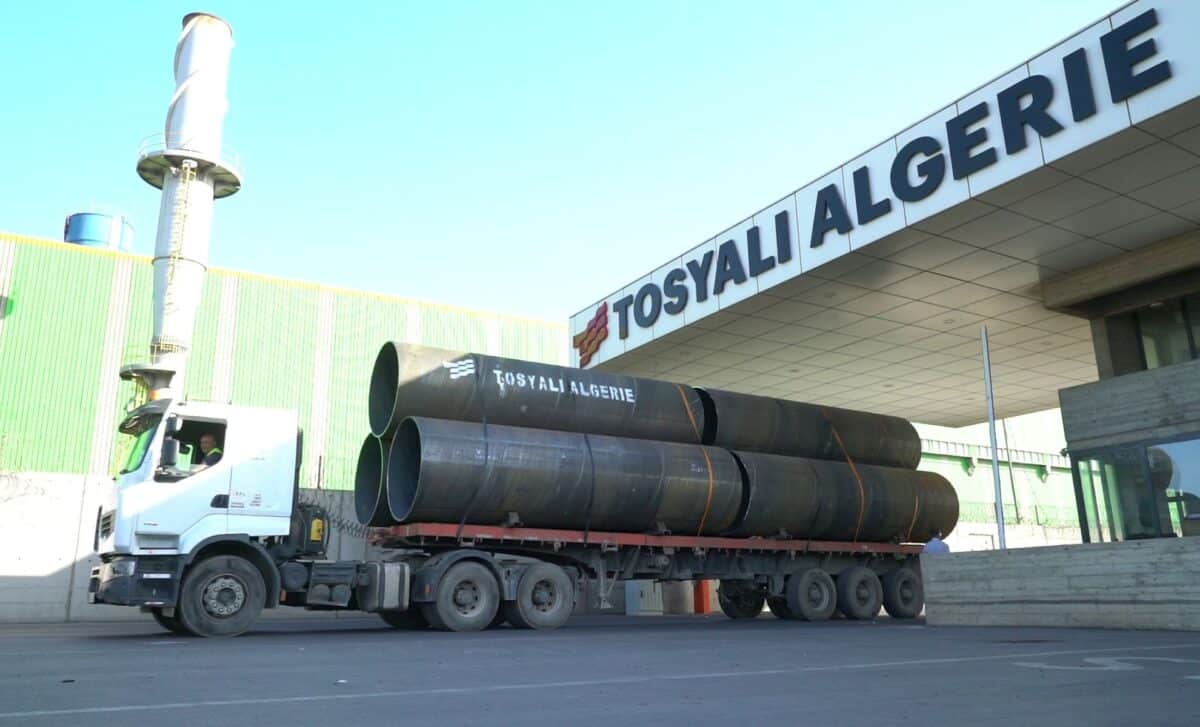 Une photo d'un calion qui transporte de l'acier fabriqué par Tosayli pour illustrer les exportations de l'entreprise