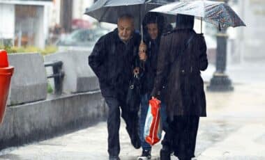 3 personnes avec des parapluies pour illustrer une météo pluvieuses