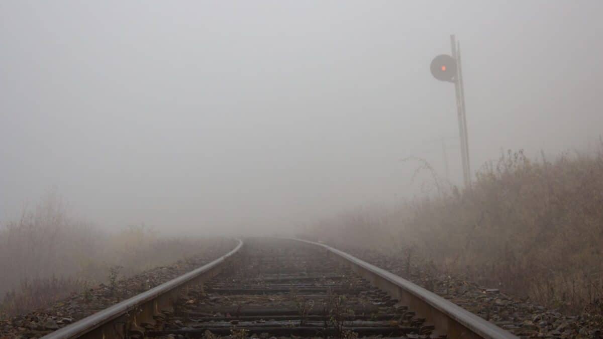 Brouillard sur une route pour illustrer la météo du jour