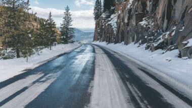 Une route dans la montagne avec de la neige pour évoquer la météo du jour