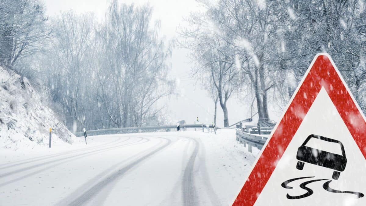 Une voiture sur une route avec de la neige pour évoquer une météo hivernale