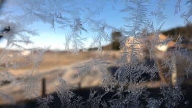 Un photo d'un passage touché par des gelées matinales pour illustrer la météo