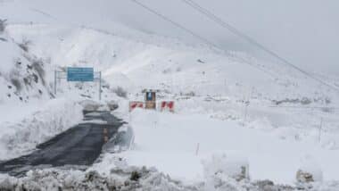 De la neige qui bloque une route sur une Coline pour évoquer les agitations météo du moment