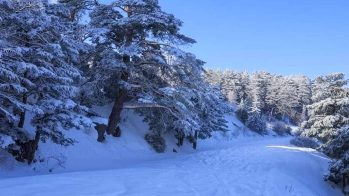 Une photo de la neige sur une crête pour évoquer la météo