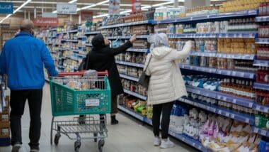 trois personne dans une grande surface en train de faire leurs emplettes pour évoquer le pouvoir d'achat