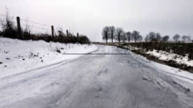 Météo hivernale Illustrée par du gel sur une route