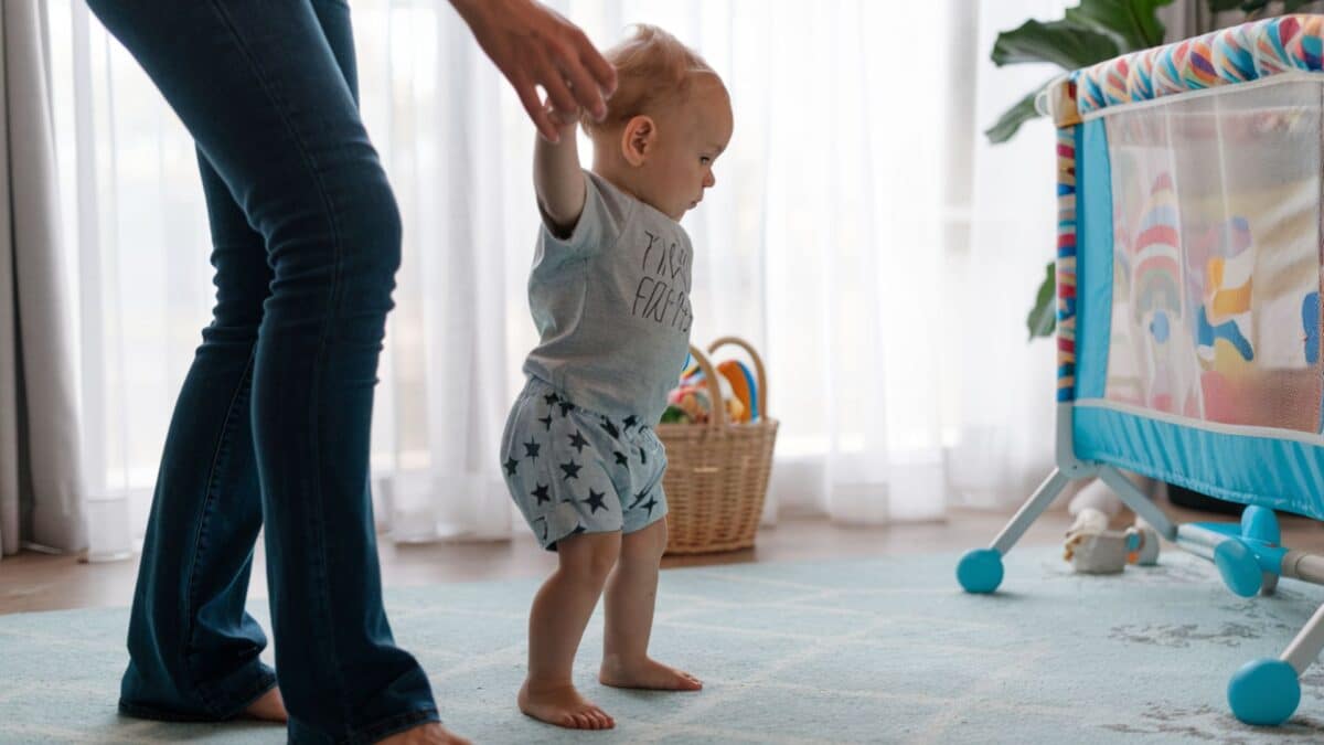 Photo d'une femme deriere un enfant qui fait ses premiers pas pour évoquer le congé de maternité