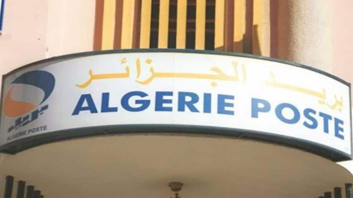 Une photo du fronton de la direction d'Algérie Poste