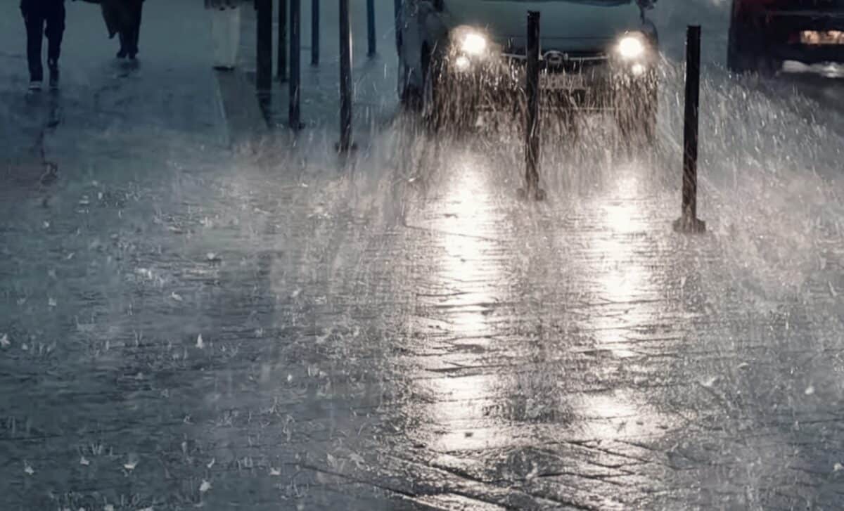 Une rue inondée par des pluies torrentielles, illustrant une météo tumultueuse.