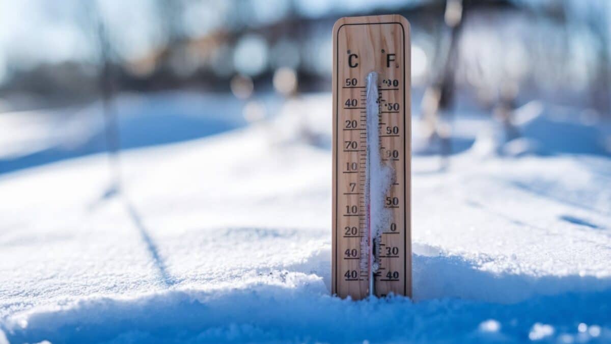 Une photo de la neige avec un thermomètre pour illustrer la météo du jour