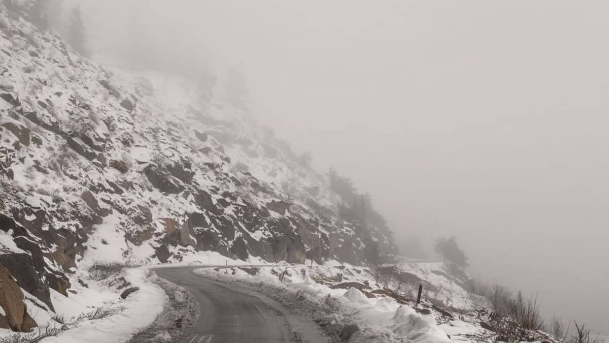 Un paysage de montagne sous la neige pour illustrer la météo du jour
