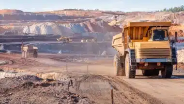 Un gros camion travaillant dans des mines