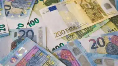 Des billets de banque en euro pour évoquer les transferts d'argent