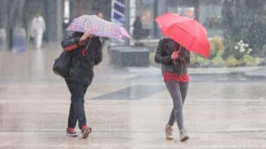 Deux femmes avec des parapluies pour illustrer la météo du jour