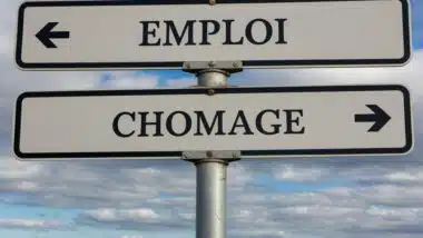 Un panneau qui indique deux sens : chômage et emploi