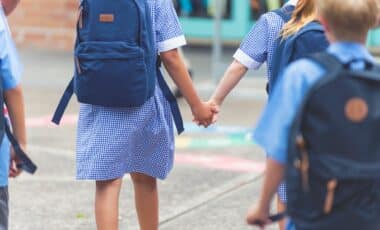 Enfants qui partent en congé scolaire