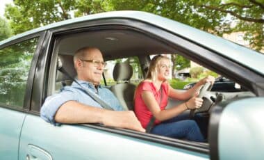 Jeune Conducteur Avec Un Parent