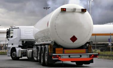 Camion Transportant Des Produis Combustibles