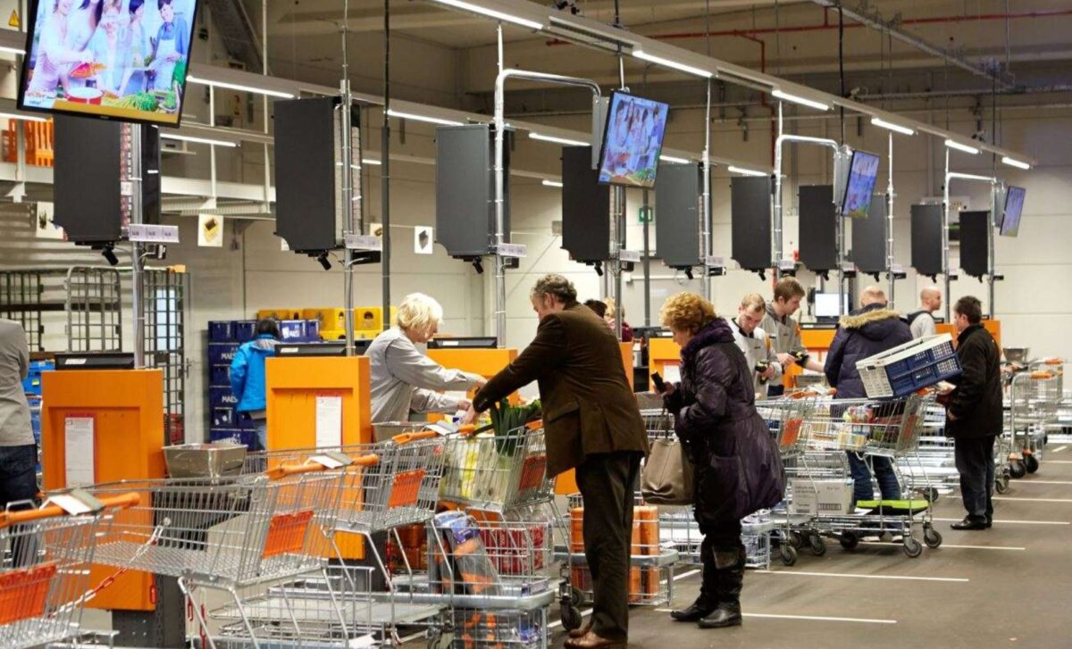 Pour la bonne cause, les caddies désormais payants chez Colruyt