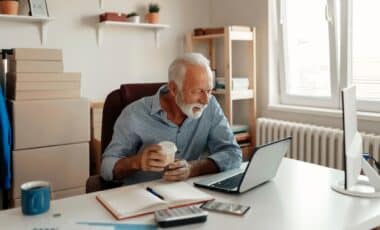 Homme d'affaires senior travaillant