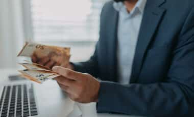 Un homme qui compte son argent