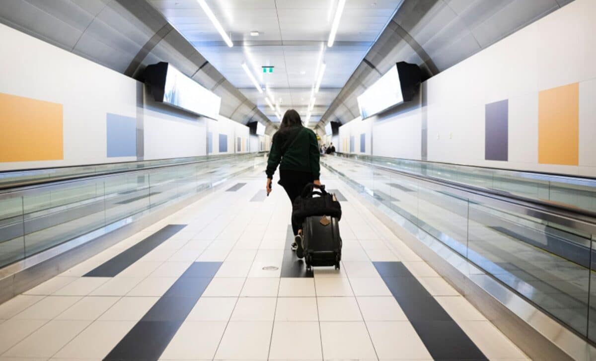 Personne dans un aéroport avec ses bagages